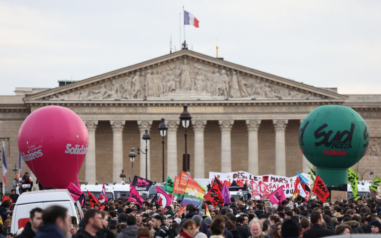 Paris-face-a-lAssemblee-nationale-le-17-mars-2023-Solidaires-Paris