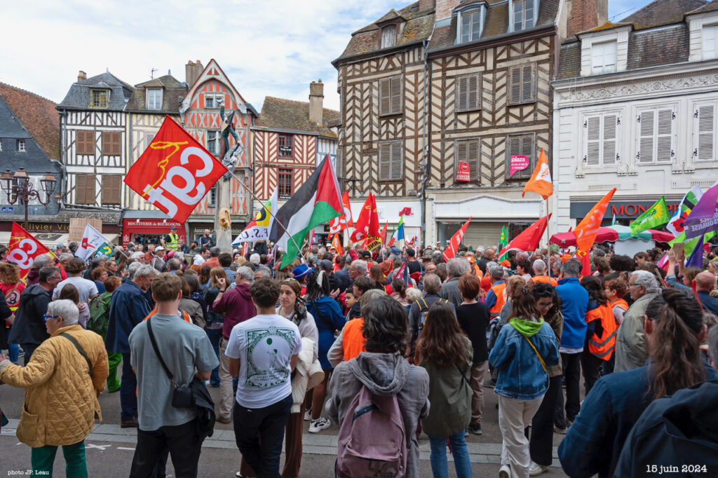 Les syndicats au premier rang