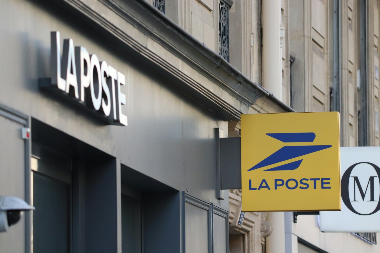 La poste signage is visible on a building.